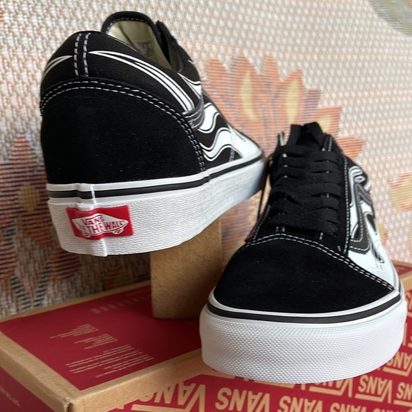 Vans WMNS Old Skool
(Flame) Black/White
VN0A38G1K68
Sneakers - Picture 10 of 16